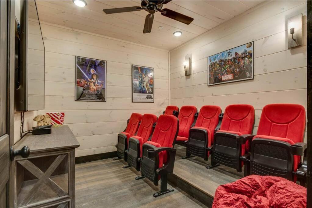 Blue Moon Ridge: Brand New Cabin! 5 Bedrooms, Pool/Hot Tub, Theatre พิเจนฟอร์จ ภายนอก รูปภาพ