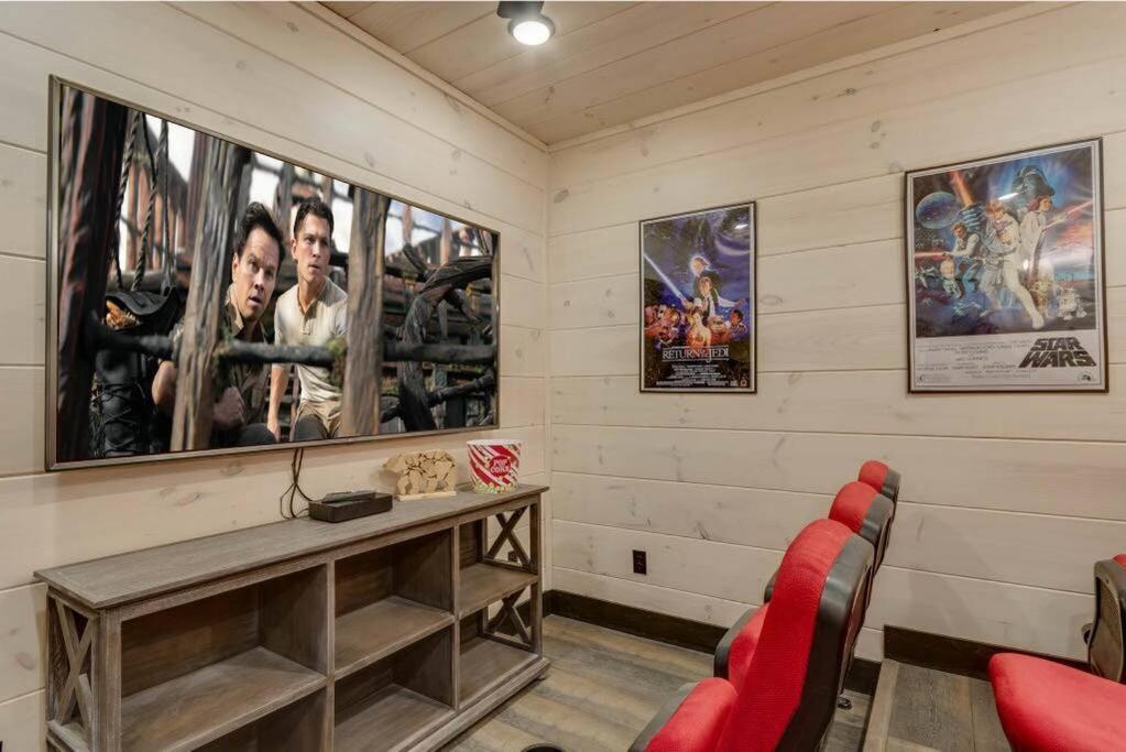 Blue Moon Ridge: Brand New Cabin! 5 Bedrooms, Pool/Hot Tub, Theatre พิเจนฟอร์จ ภายนอก รูปภาพ
