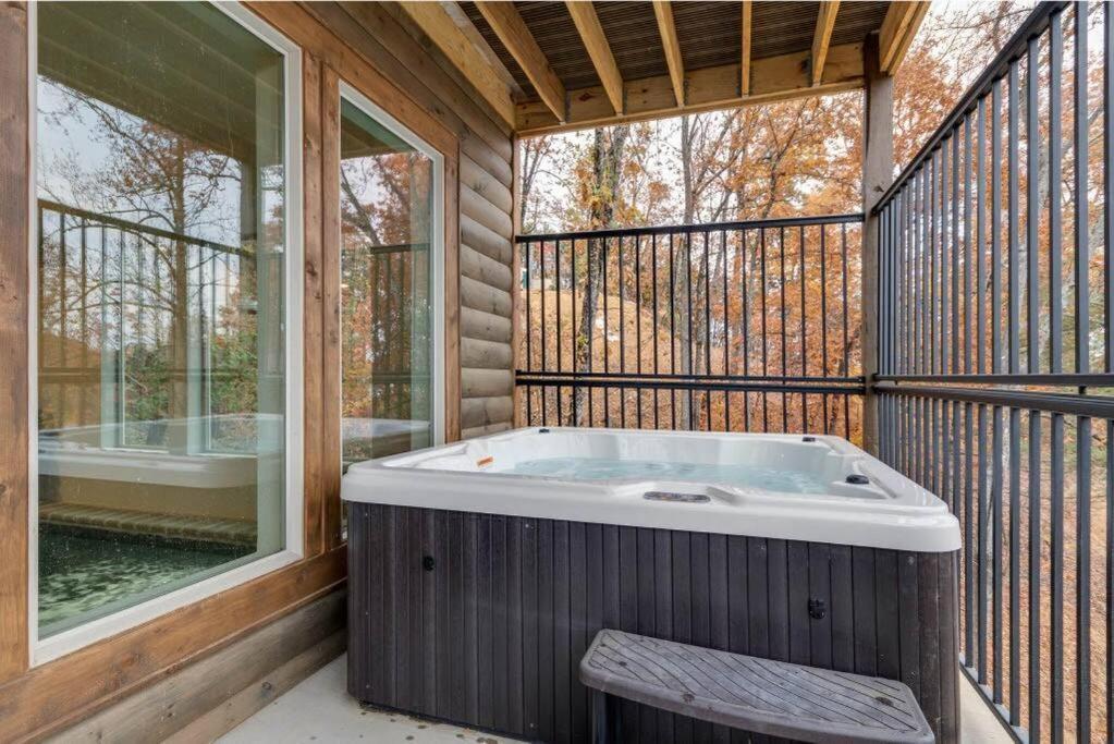 Blue Moon Ridge: Brand New Cabin! 5 Bedrooms, Pool/Hot Tub, Theatre พิเจนฟอร์จ ภายนอก รูปภาพ