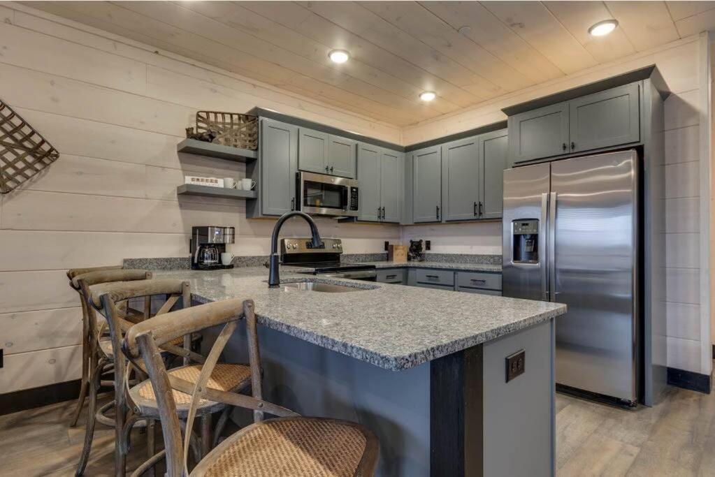 Blue Moon Ridge: Brand New Cabin! 5 Bedrooms, Pool/Hot Tub, Theatre พิเจนฟอร์จ ภายนอก รูปภาพ