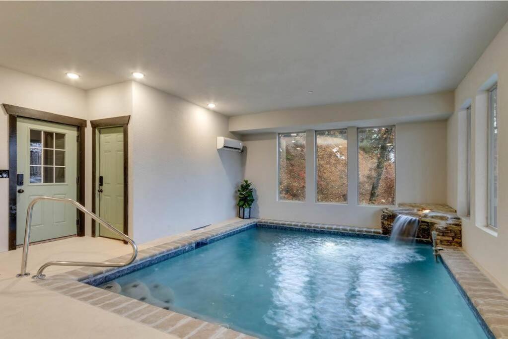 Blue Moon Ridge: Brand New Cabin! 5 Bedrooms, Pool/Hot Tub, Theatre พิเจนฟอร์จ ภายนอก รูปภาพ