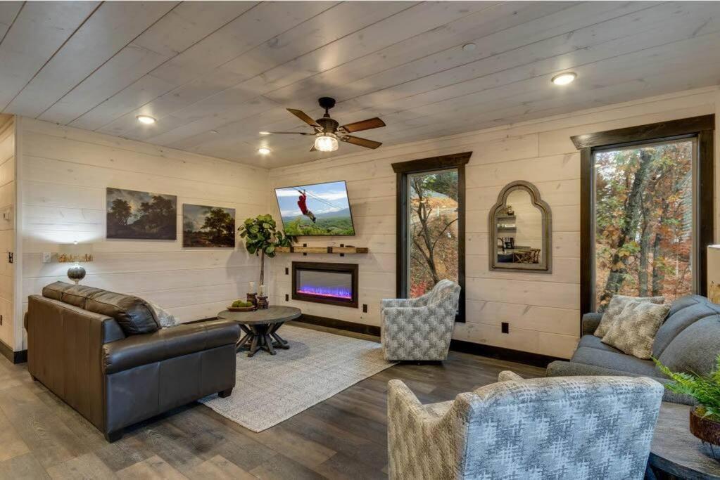 Blue Moon Ridge: Brand New Cabin! 5 Bedrooms, Pool/Hot Tub, Theatre พิเจนฟอร์จ ภายนอก รูปภาพ