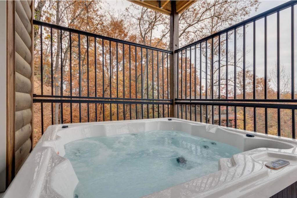 Blue Moon Ridge: Brand New Cabin! 5 Bedrooms, Pool/Hot Tub, Theatre พิเจนฟอร์จ ภายนอก รูปภาพ